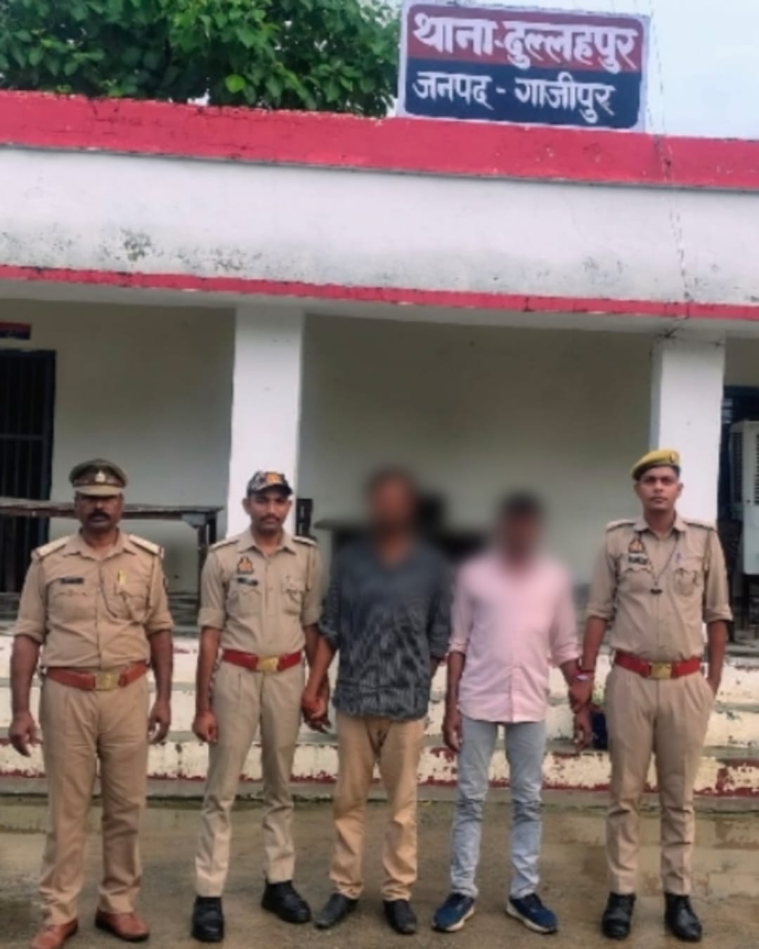 दुल्लहपुर पुलिस ने चोरी की बाइक के साथ दो अभियुक्तों को दबोचा  जलालाबाद चट्टी से हुई गिरफ्तारी, चोरी की मोटरसाइकिल बरामद