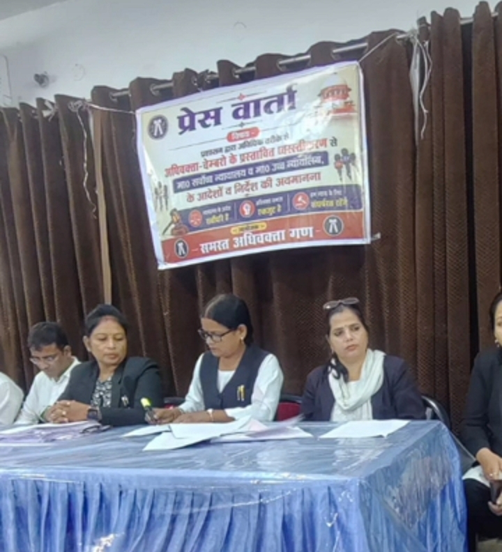 लखनऊ में 30 अगस्त को वकीलों के चैंबर तोड़ने की तैयारी पर हंगामा, अधिवक्ताओं ने कहा - हाईकोर्ट और सुप्रीम कोर्ट के आदेशों की हो रही अनदेखी*