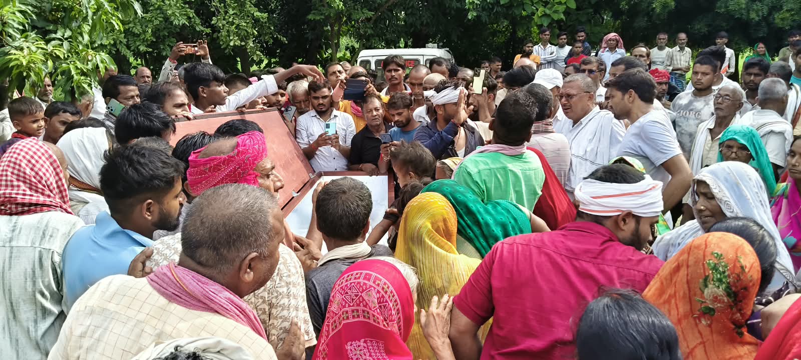 एक माह सत्रह दिन इंतजार के बाद सउदी से गांव पहुंचा विनोद यादव का पार्थिव शरीर, परिजनों में मचा कोहराम  लखनऊ पहुंचने के बाद एंबुलेंस से पैतृक गांव अलीपुर मदंरा लाया गया शव, अंतिम दर्शन के लिए उमड़ी क्षेत्रीय जनता की भीड़