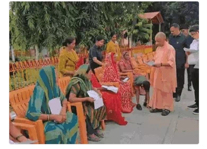 गोरखपुर में CM योगी का जनता दर्शन, 200 लोगों की सुनीं समस्याएं - बोले, तहसील-थाना स्तर पर ही हो त्वरित निस्तारण