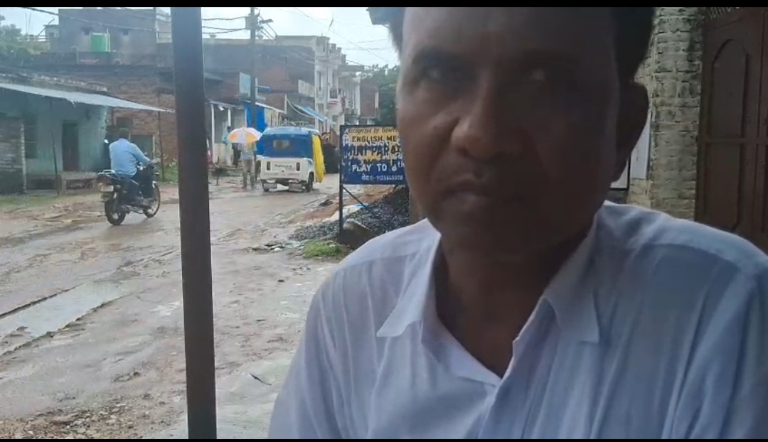 समाज सेवी ने की रोड किनारे पटरी निर्माण की पहल