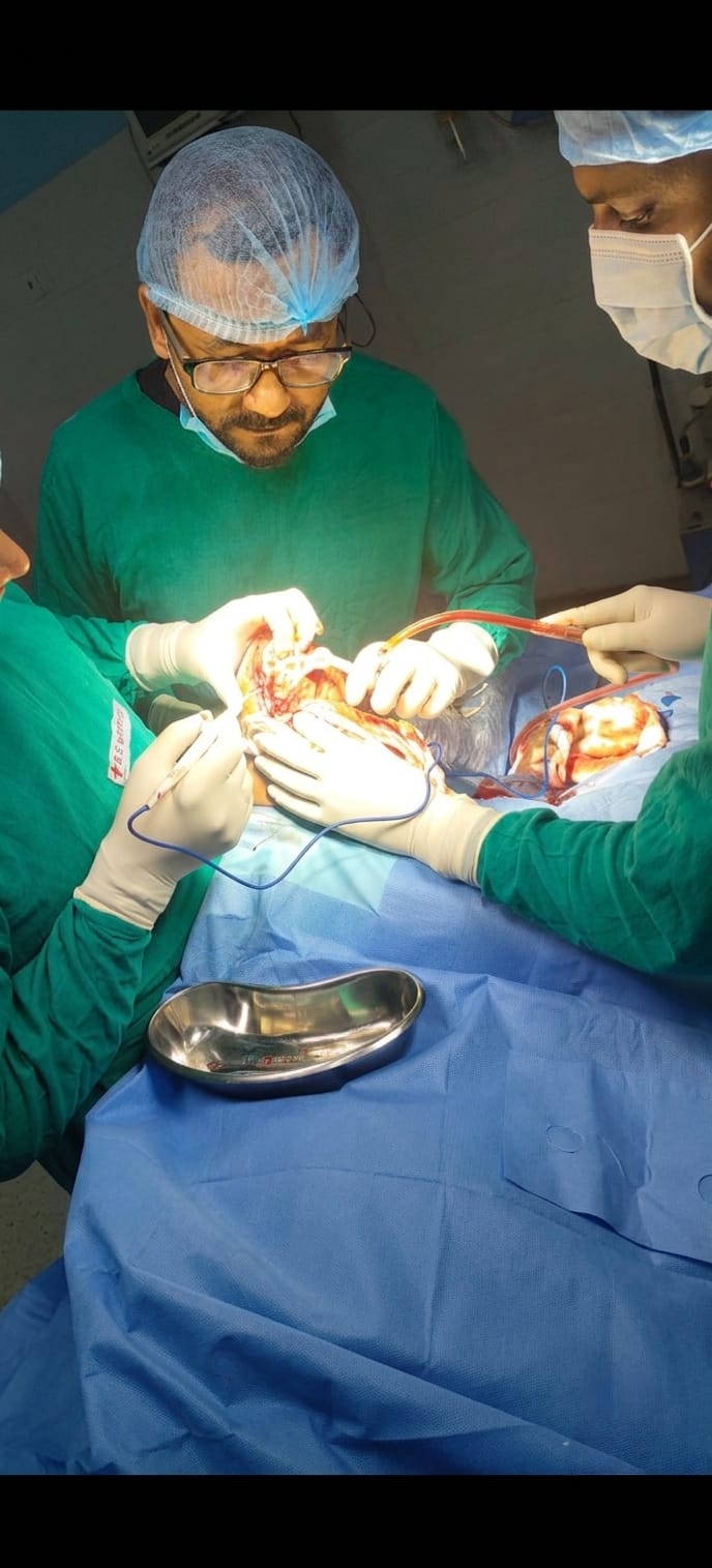 आरएस हॉस्पिटल में पहली बार सफल हुआ घुटने का प्रत्यारोपण  ग्रामीण क्षेत्र में बड़ी सर्जरी कर डॉक्टर रजत सिंह एवं टीम ने रचा उपलब्धि का नया अध्याय