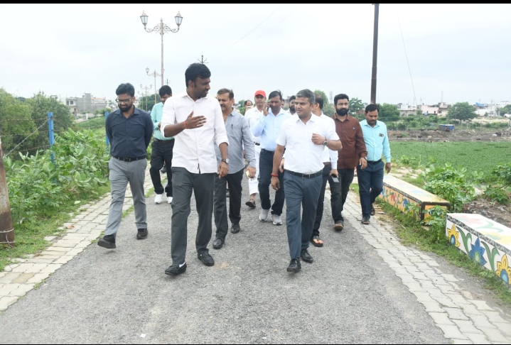 जिलाधिकारी ने बाढ़ के दृष्टिगत बक्शी बांध एसटीपी एवं नागवासुकी रोड पहुंचकर बाढ़ की स्थिति का लिया जायजा