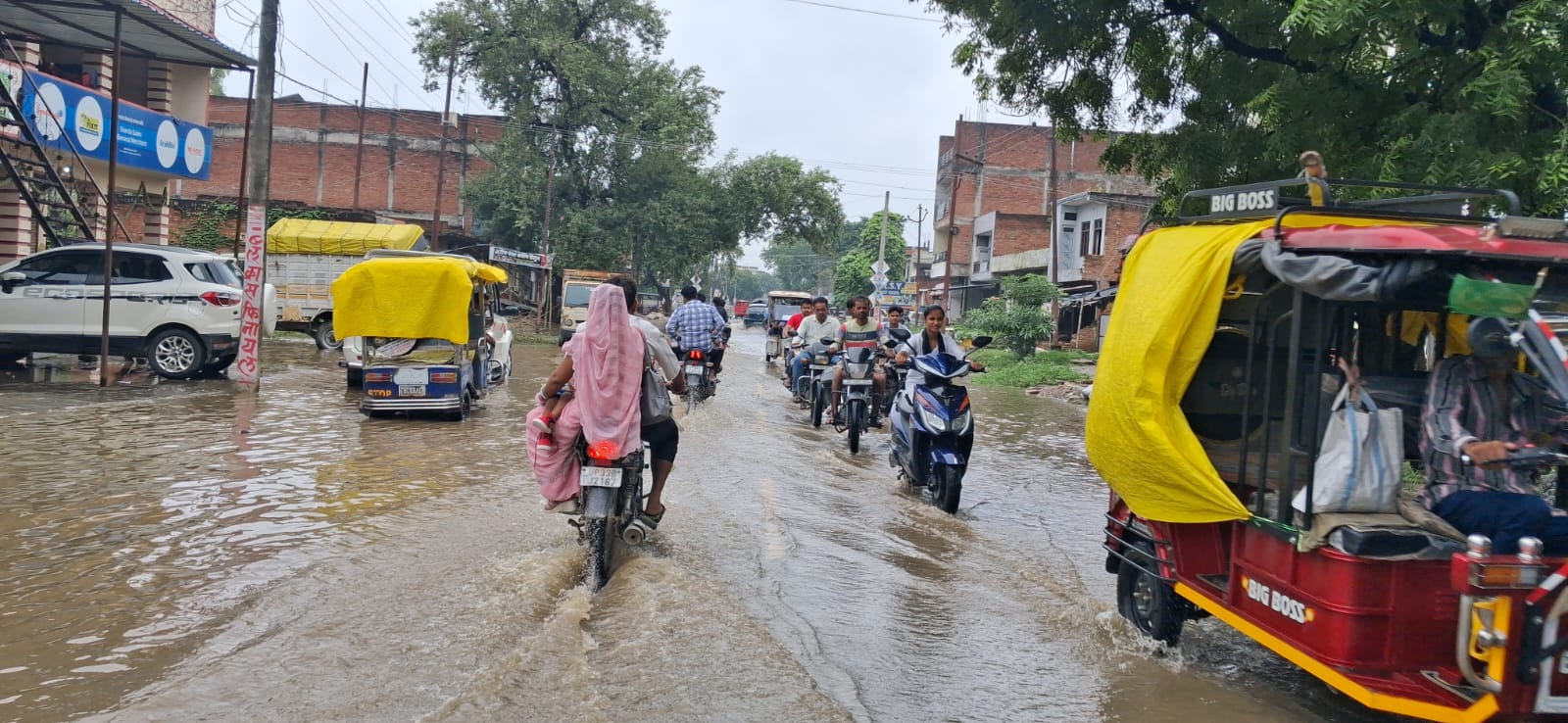 झमाझम बारिश ने सलोन कस्बे की खोल दी पोल