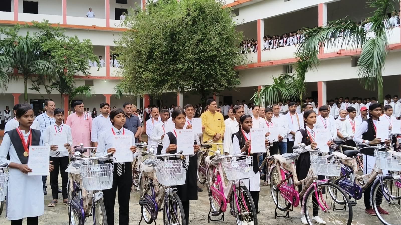 टॉप-21 मेधावी छात्रों की चार साल की पढ़ाई का पूरा खर्च उठाएगा विद्यालय प्रबंधन  स्वर्गीय डॉ. सुनीता सिंह की स्मृति में आयोजित स्कॉलरशिप प्रतियोगिता का परिणाम घोषित, सम्मान समारोह में मेधावियों को पुरस्कार व शिक्षण सामग्री वितरित