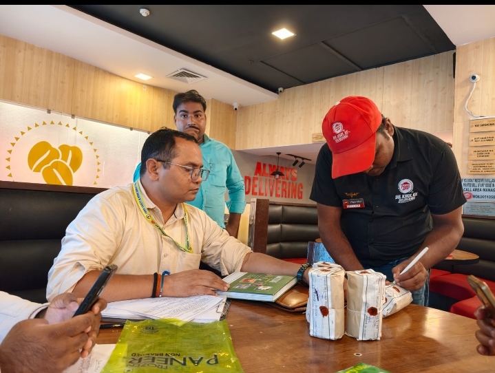 मंडलायुक्त के निर्देश पर खाद्य प्रतिष्ठानों के विरुद्ध लगातार कार्रवाई, पिज्जा हट एवं डोमिनोज में मिलीं विभिन्न अनियमितताएं; संबंधित प्रतिष्ठानों को 14 दिवस का नोटिस जारी
