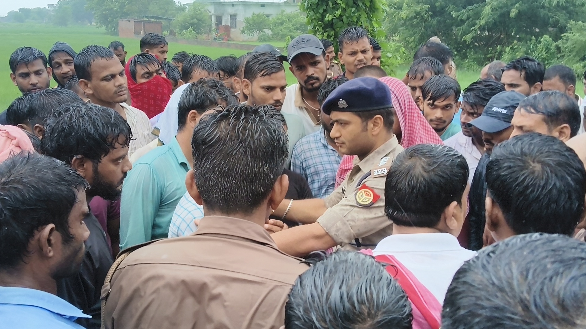 पथरी के ऑपरेशन के दो दिन बाद मरीज की मौत, निजी अस्पताल पर लापरवाही का आरोप  परिजनों ने डॉक्टर-कर्मचारियों पर FIR की मांग की, परिजन शव लेकर अस्पताल पहुंचे तो तोड़फोड़ व मारपीट का भी अस्पताल के तरफ से लगाया गया आरोप