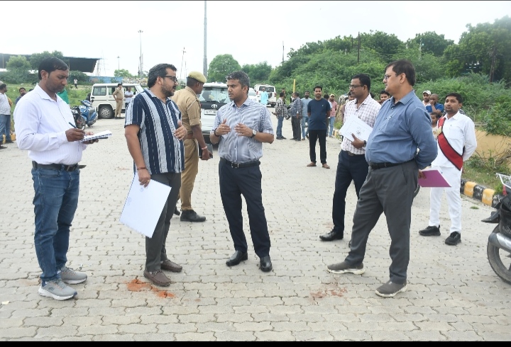 जिलाधिकारी ने गंगा नदी पर सलोरी-हेतापट्टी को जोड़ने वाले प्रस्तावित पुल के निर्माण के सम्बंध में सलोरी पहुंचकर स्थलीय निरीक्षण किया