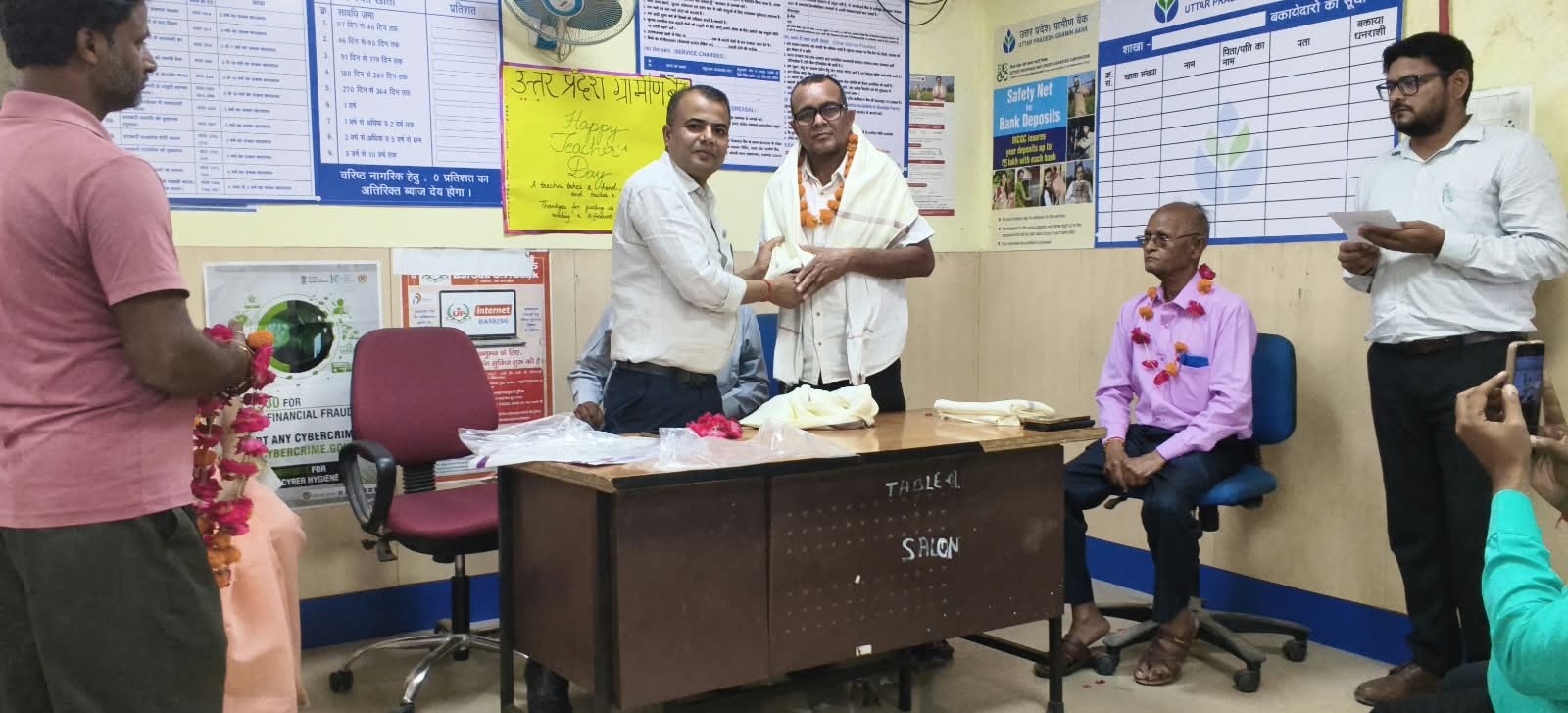 उत्तर प्रदेश ग्रामीण बैंक शाखा सलोन में हर्षोल्लास से मनाया गया शिक्षक दिवस, शिक्षकों का किया गया साम्मानित ।