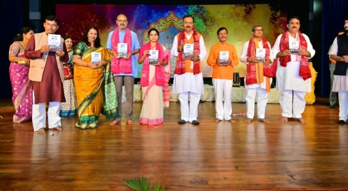 माननीय उपमुख्यमंत्री जी ने दीप प्रज्ज्वलन कर ‘‘उत्तर प्रदेश लोक संस्कृति उत्सव’’ ‘लोक रंग, माटी के संग’ कार्यक्रम का किया शुभारम्भ*