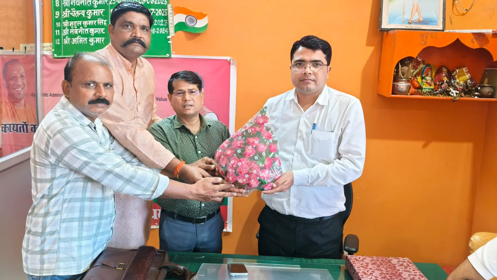 नव नियुक्त अधिशाषी अधिकारी राम जनक तिवारी ने सभाला कार्यभार सभासदों ने किया स्वागत