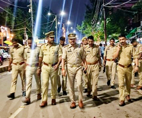 शाहगंज में पुलिस का पैदल मार्च, बाजार से चौराहों तक परखी सुरक्षा व्यवस्था