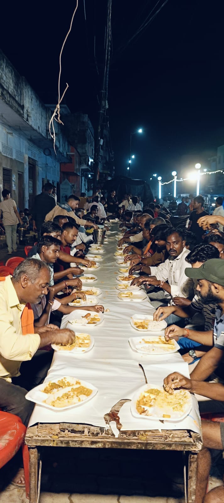 मंदिरों और घरों में भक्तों ने विधि विधान से पूजा अर्चना कर लड्डू गोपाल को झूला झुलाया और सुख समृद्धि की कामना की