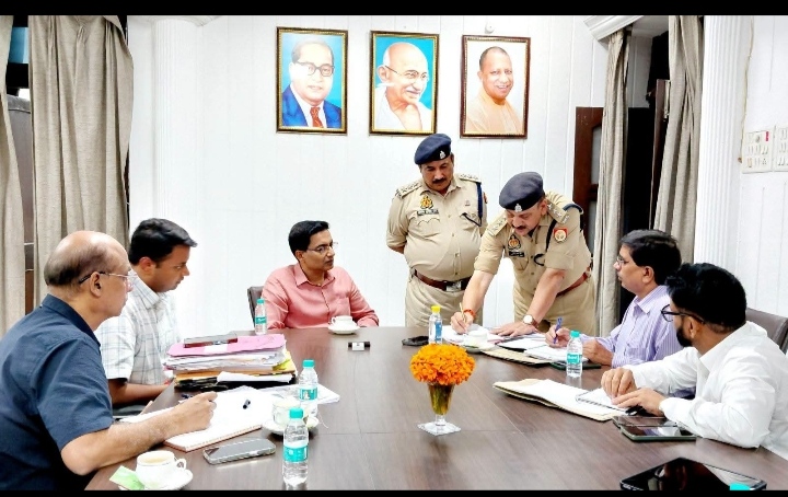 मंडलायुक्त डॉ. लोकेश एम. की अध्यक्षता में आयुक्त कार्यालय में वर्षा एवं अतिवृष्टि से क्षतिग्रस्त सड़कों की मरम्मत एवं गड्ढामुक्ति तथा शहर की यातायात व्यवस्था को बेहतर बनाने के संबंध में बैठक संपन्न हुई