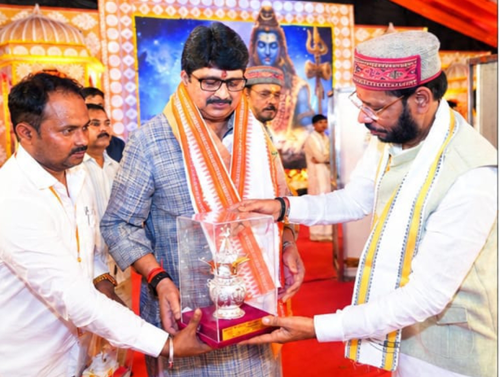 शिव पुराण कथा में उमड़ा आस्था का जन सैलाब,कैबिनेट मंत्री एके शर्मा और कुंडा विधायक राजा भैया ने देखा माता लिया आशीर्वाद