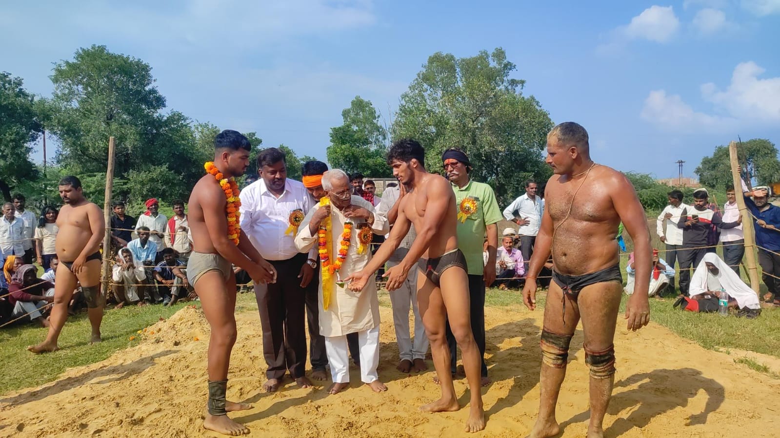 भव्य दंगल का हुआ आयोजन,,,,शिवराजपुर मे पहलवानो की कुश्ती देखने को उमड़े छेत्र वासी रिपोर्ट मनीष सुसारी सिटी एडिटर एस आई न्यूज़ प्रयागराज