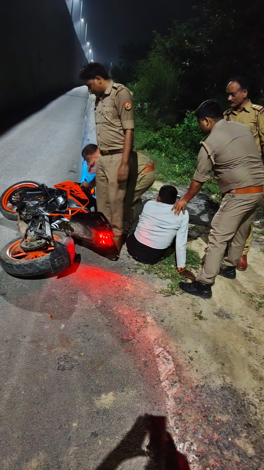 पुलिस अभिरक्षा से फरार 50 हजार का इनामी अभियुक्त गिरफ्तार  मोटरसाइकिल से भागने के प्रयास में डिवाइडर से टकराकर गिरा, पैर में लगी चोट; अस्पताल में कराया गया भर्ती