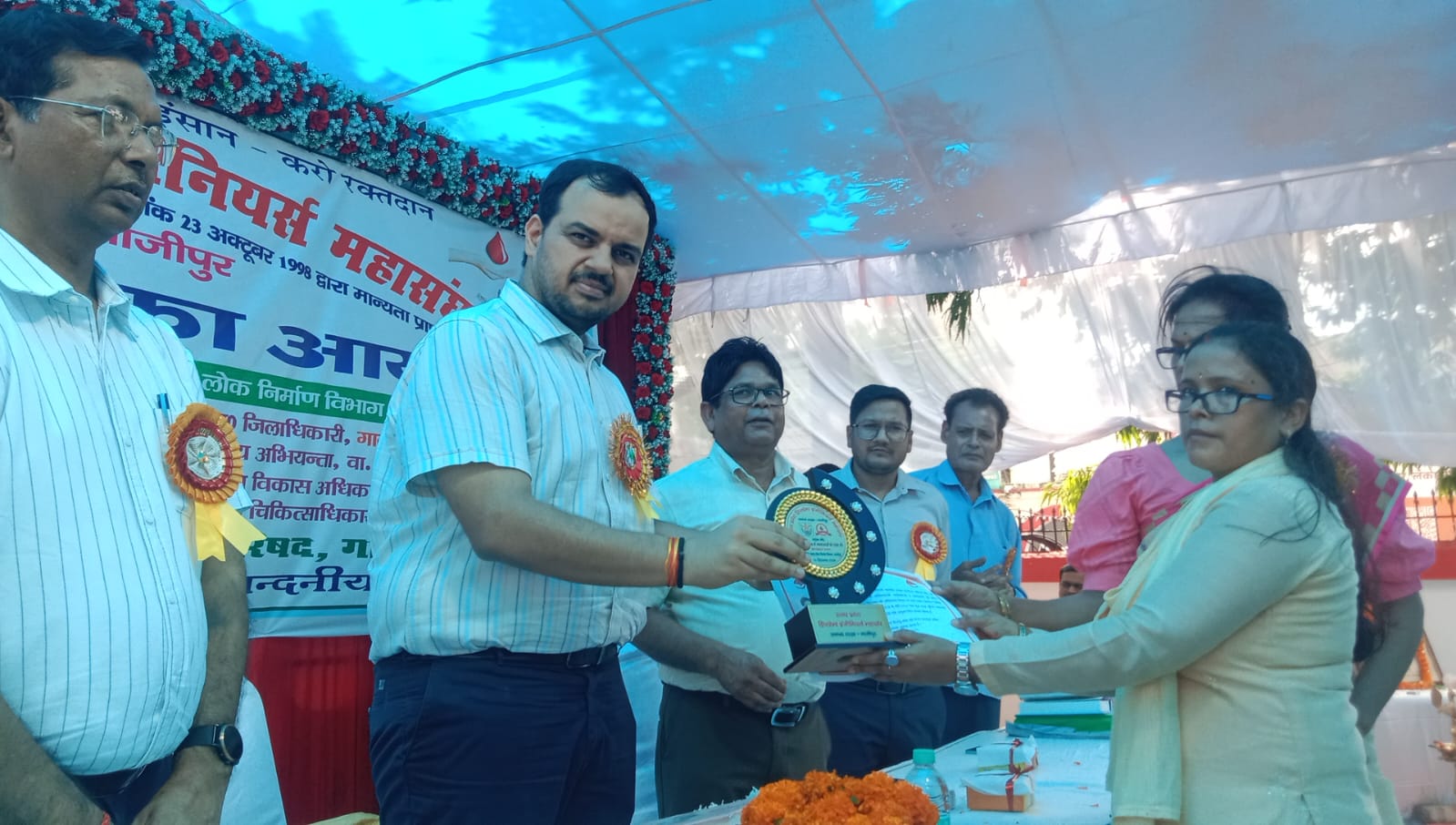 रक्तदान करने वालों को डीएम ने स्मृति चिन्ह व प्रमाण पत्र देकर किया सम्मानित  डिप्लोमा इंजीनियर महासंघ के कार्यक्रम का फीता काटकर किया शुभारंभ, जनहित के कार्यों को प्राथमिकता देने का आह्वान