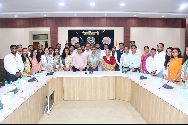 जिलाधिकारी की अध्यक्षता में राज्य प्रवर अधीनस्थ सेवा के परिवीक्षाधीन अधिकारियों की प्रशिक्षण कार्यशाला संपन्न*  *कार्यों में पारदर्शिता, जनशिकायतों में संवेदनशीलता और कर्तव्य में ईमानदारी के साथ अपने दायित्वों का करें निर्वहन-जिलाधिकारी*