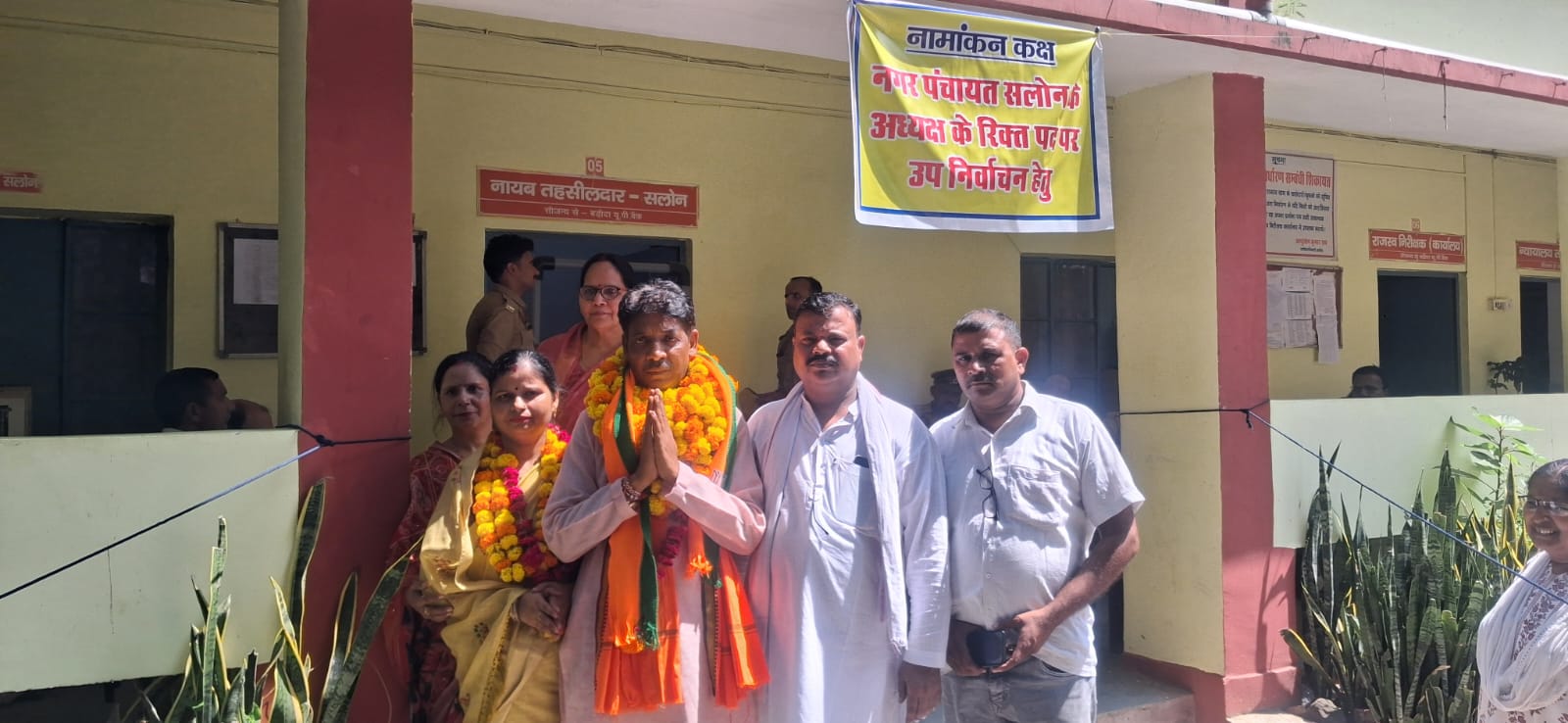 नगर पंचायत सलोन अध्यक्ष पद के उपचुनाव में नामांकन करने जाते भाजपा समर्थित प्रत्याशी सुनील कुमार