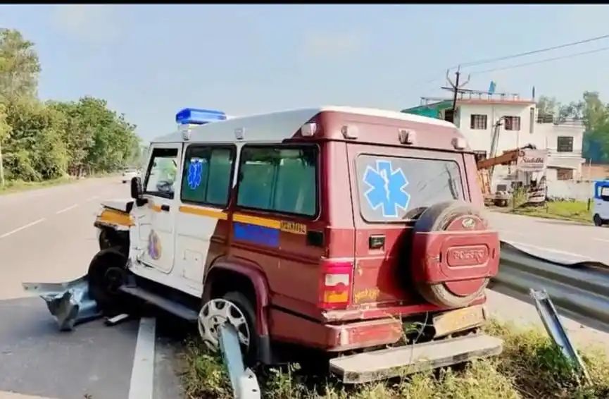लखनऊ-प्रयागराज राष्ट्रीय मार्ग पर बड़ा हादसा टला, डिवाइडर से टकराई एम्बुलेंस