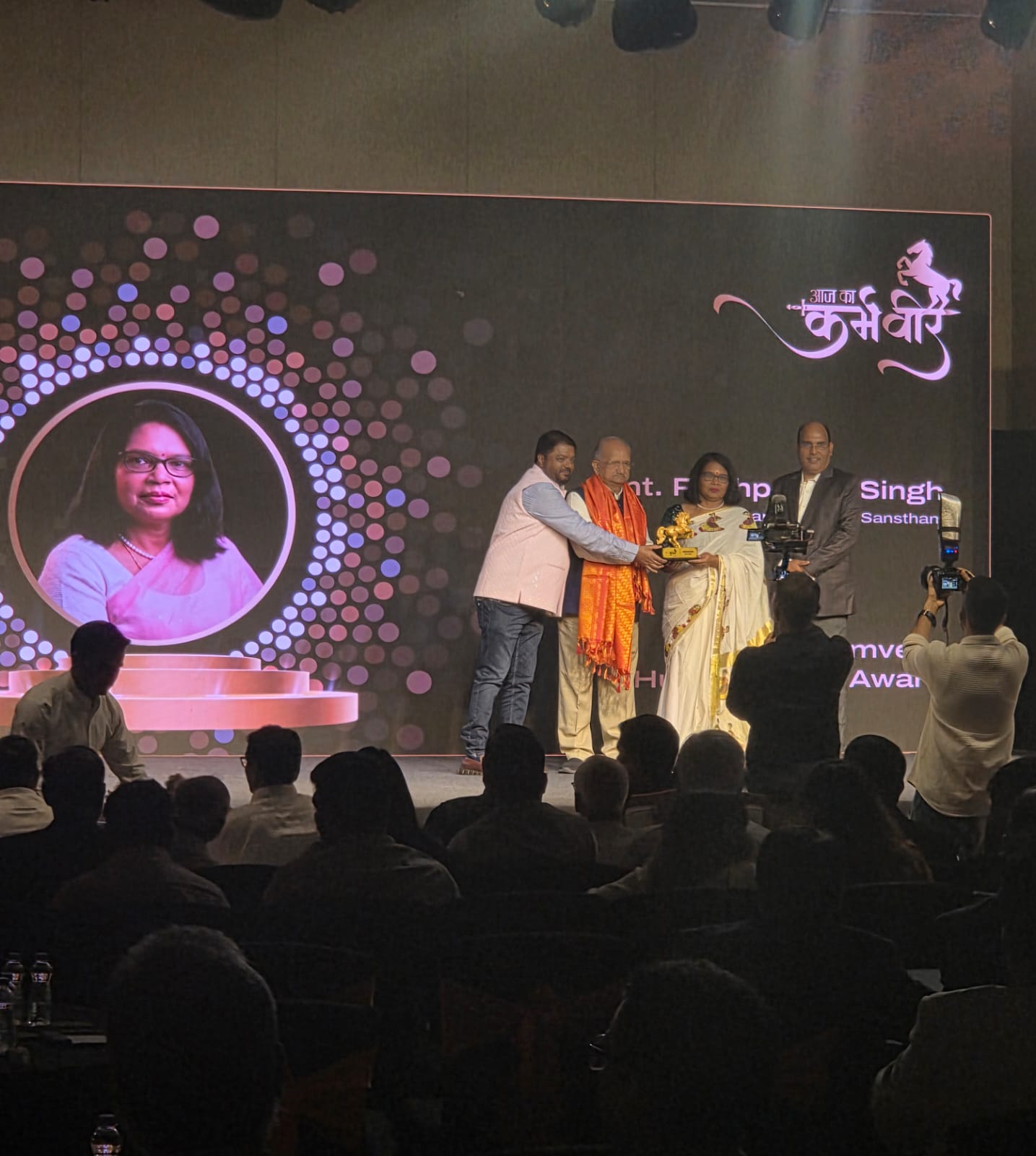 मुंबई में सामाजिक सेवा के लिए पुष्पलता सिंह अम्मा को ‘कर्मवीर अवार्ड’ से सम्मान।सामाजिक कार्यों हेतु बढ़ाया गोरखपुर जिले का नाम