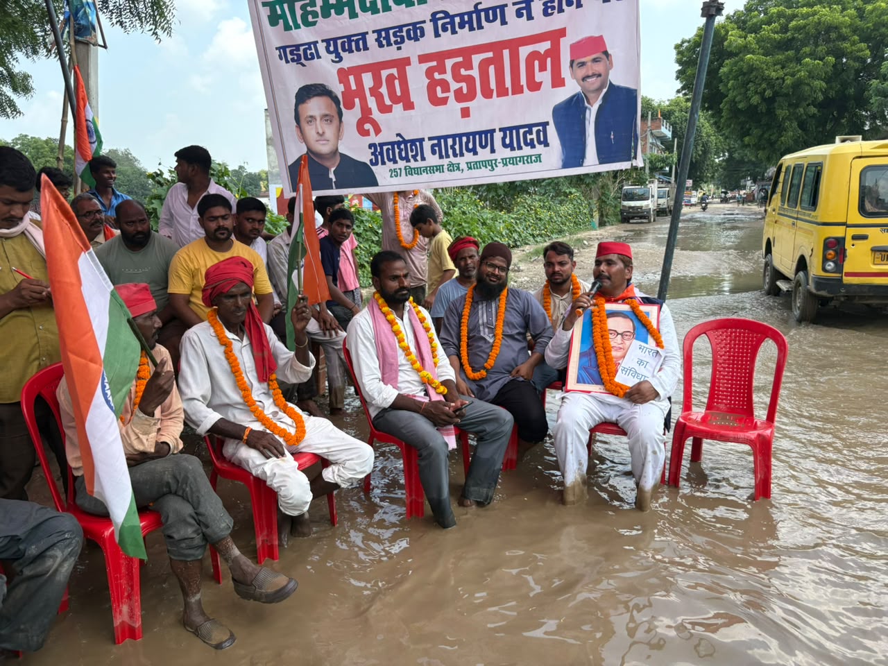 थाना उतराव मोहम्मदाबाद बाजार मार्ग पर उत्तरे ग्रामीण और किए भूख हड़ताल