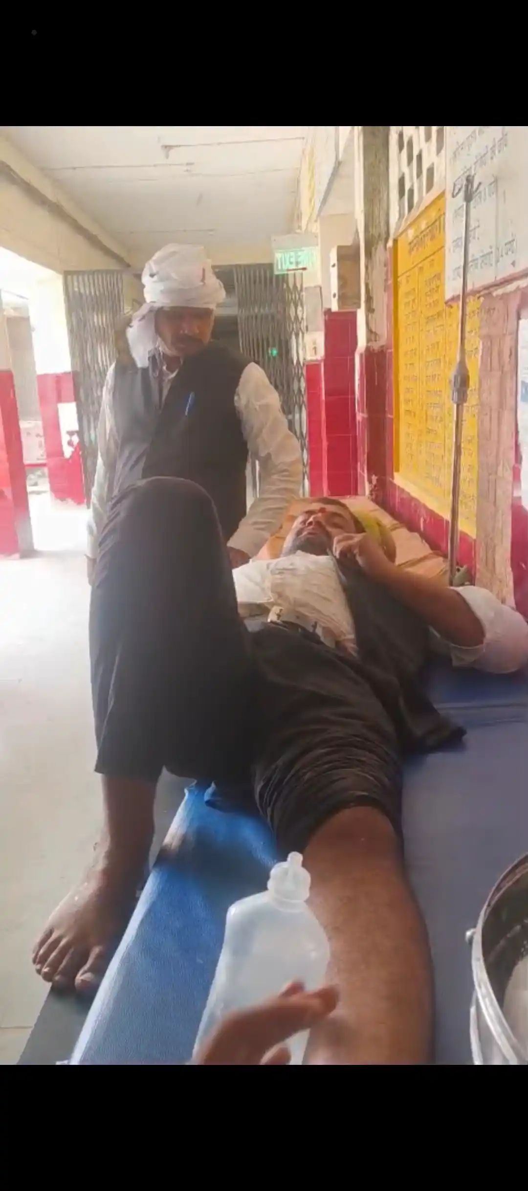 ऊंचाहार:अलीगंज रोड पर गड्ढे से बचने के प्रयास में बाइक सवार दो युवक घायल,