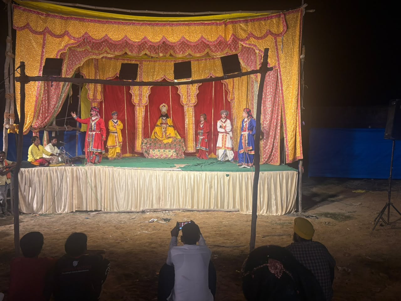 सलोन नगर के रामलीला मैदान में आयोजित रामलीला के दूसरे दिन रावण जन्म लीला का प्रभावशाली मंचन आकर्षण का केंद्र रहा।