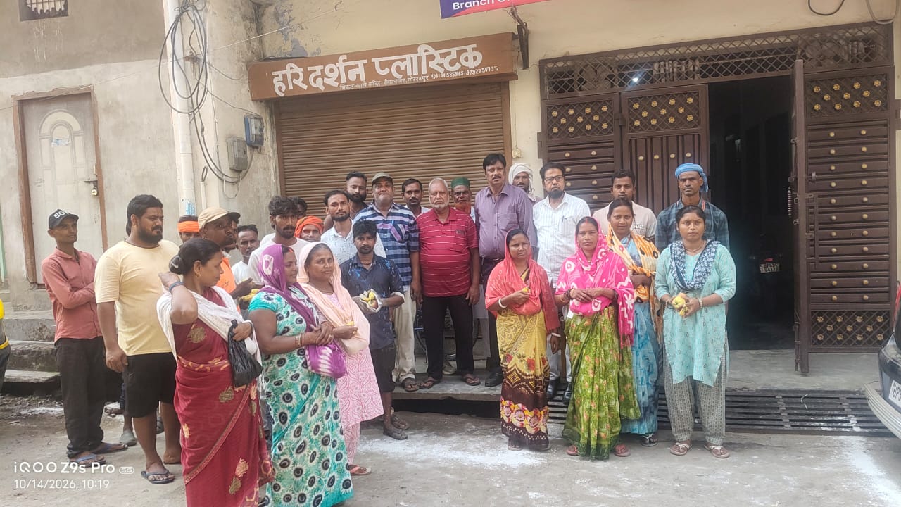 नवरात्रि के पावन पर्व पर मानवाधिकार संगठन सेवा ट्रस्ट ने सफाई कर्मियों को वितरित किए फलाहारी फल