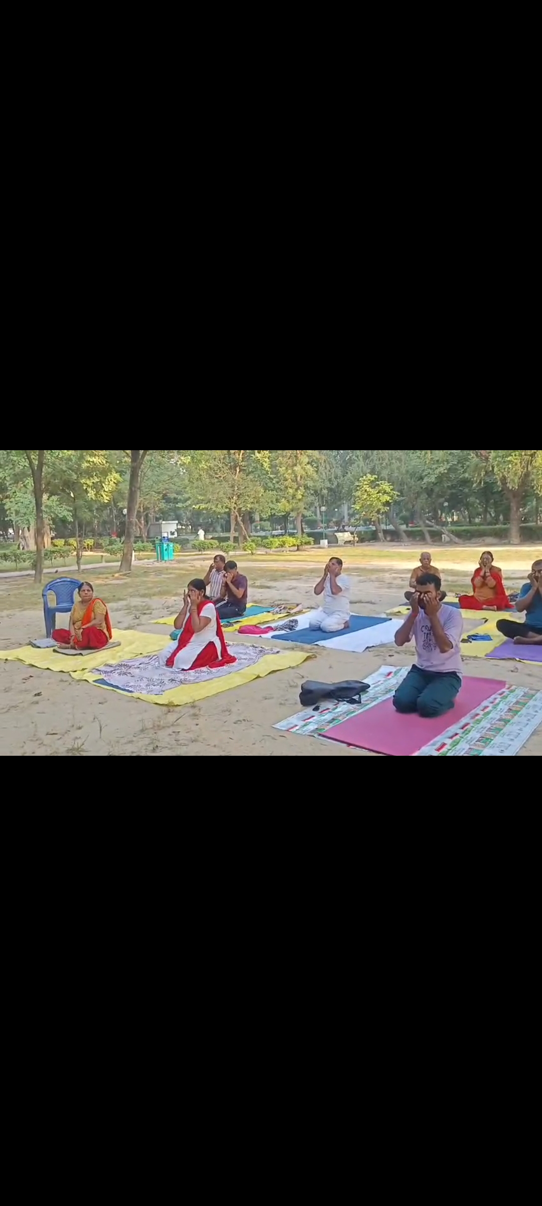 गोरखपुर में योग वेलनेस सेंटर के योग प्रशिक्षकों की उपस्थिति में कार्यक्रम