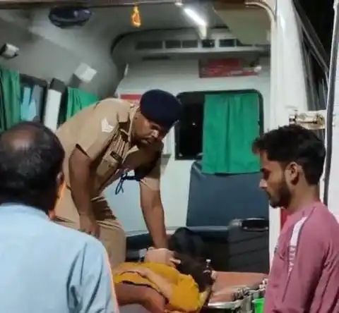 *ऊँचाहार: त्रिवेणी एक्सप्रेस में सफर कर रही युवती की अचानक बिगड़ी तबीयत, आरपीएफ की सूझबूझ से बची जान,