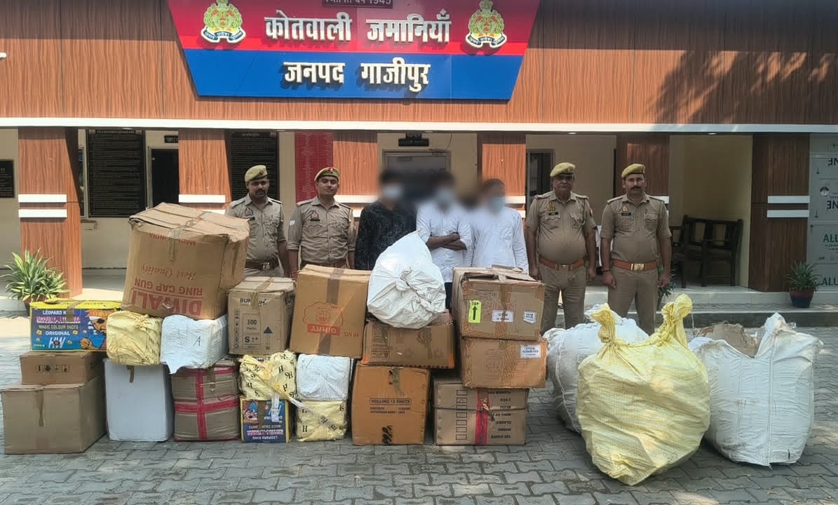 जमानियां में गोदाम से 4.78 क्विंटल अवैध पटाखे बरामद, तीन गिरफ्तार  **पटाखों की अनुमानित कीमत 4.50 लाख रुपये, बिना लाइसेंस भंडारण और बिक्री के आरोप में कार्रवाई