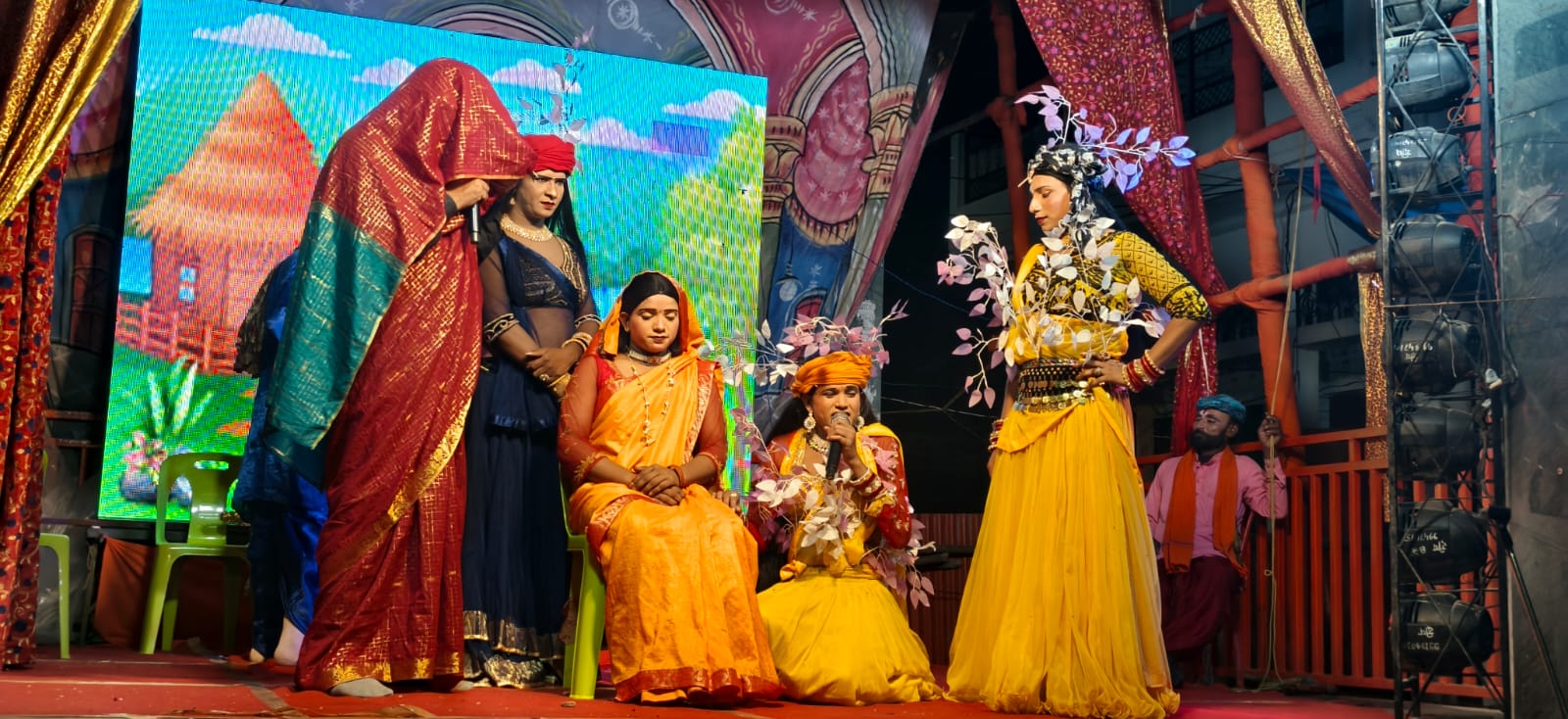 शंकरगढ़ राजभवन प्रांगण मे अनवरत वर्षो पुरानी परंपरा मे श्री रामलीला का मंचन