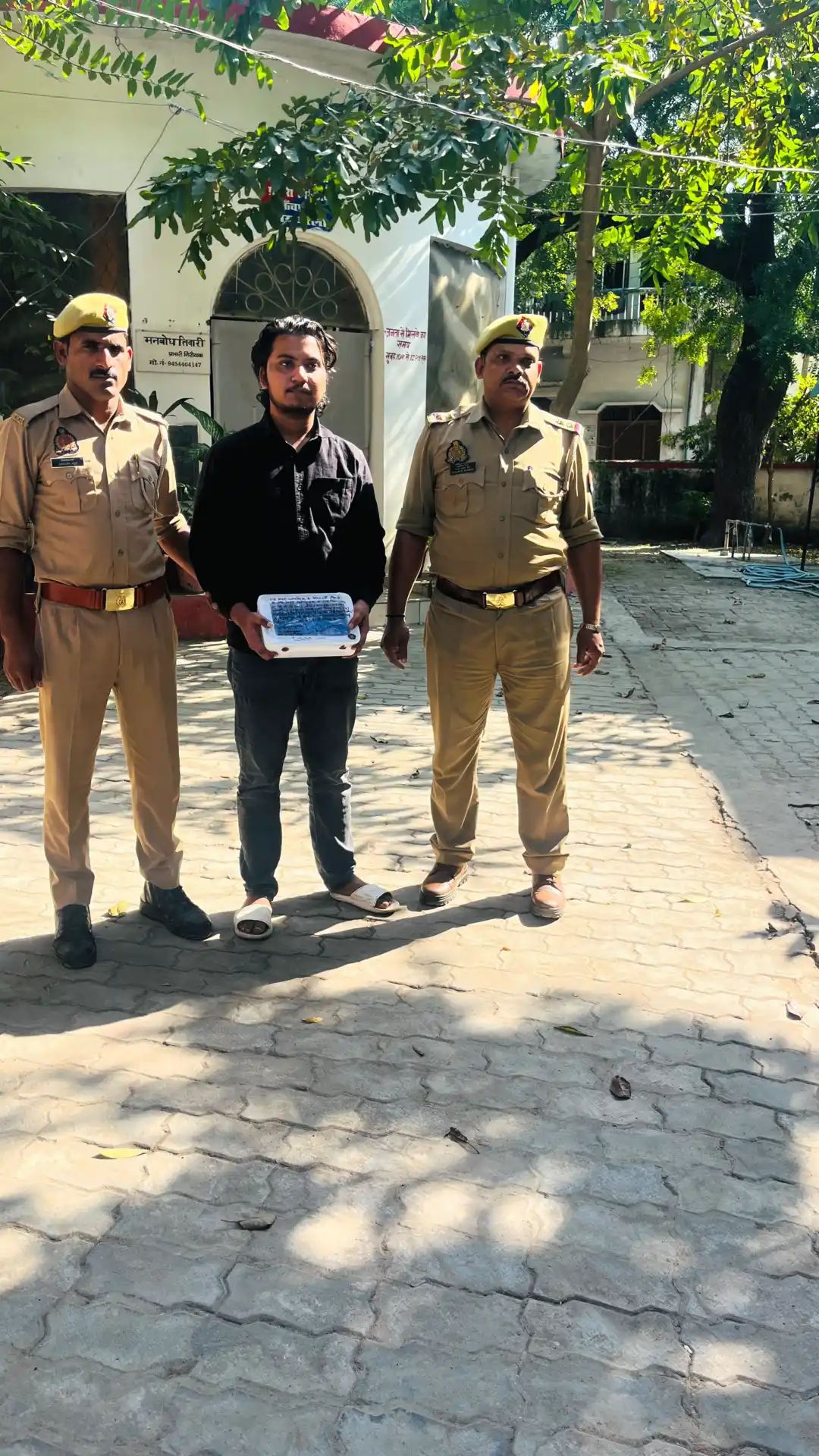 *नाबालिग से छेड़छाड़ और मारपीट करने वाला आरोपी तमंच के साथ गिरफ्तार