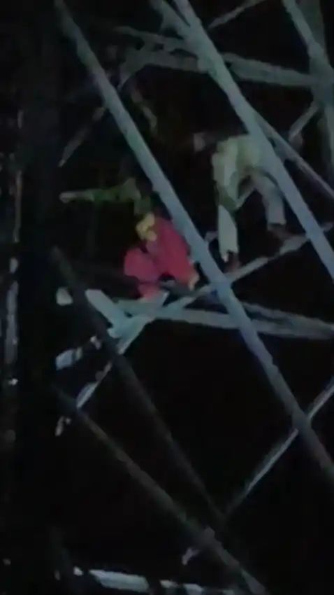 प्रेमी केशादी से इनकार पर भड़की युवती: ऊंचाहार में मोबाइल टावर पर चढ़कर किया हंगामा, घंटों बाद उतरी नीचे