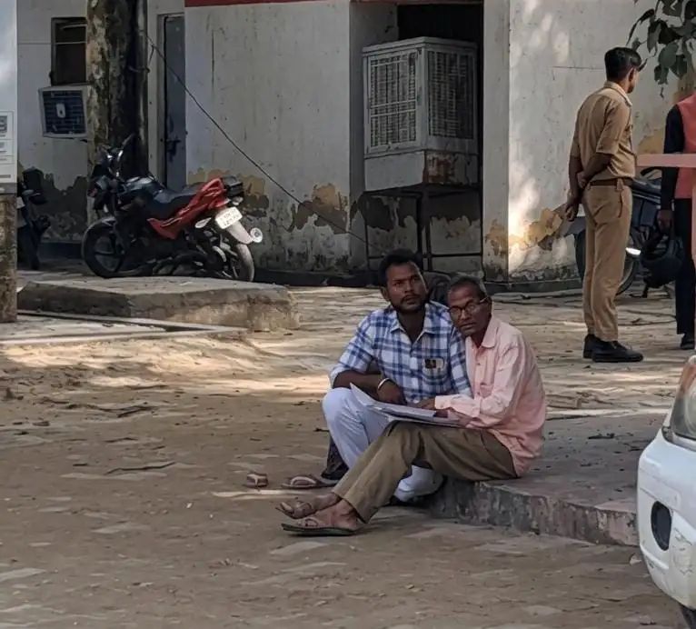 *खाकी के दरवाजे पर ‘सुविधा शुल्क’: ऊंचाहार कोतवाली गेट पर प्रार्थना पत्र के नाम पर हो रही अवैध वसूली, गरीब पीड़ितों का हो रहा उत्पीड़न,