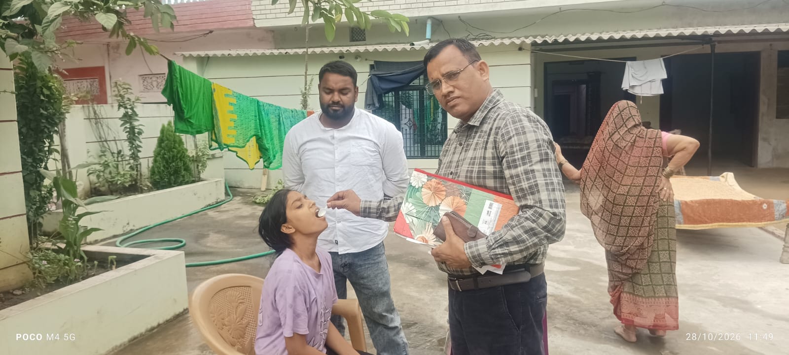 बेरुई गाँव मे चिकन पॉक्स के मरीजों की सूचना मिलनें पर मौके पर पहुंची स्वास्थ्य विभाग शंकरगढ़ की टीम   रिपोर्ट मनीष सुसारी एस आई न्यूज़ प्रयागराज