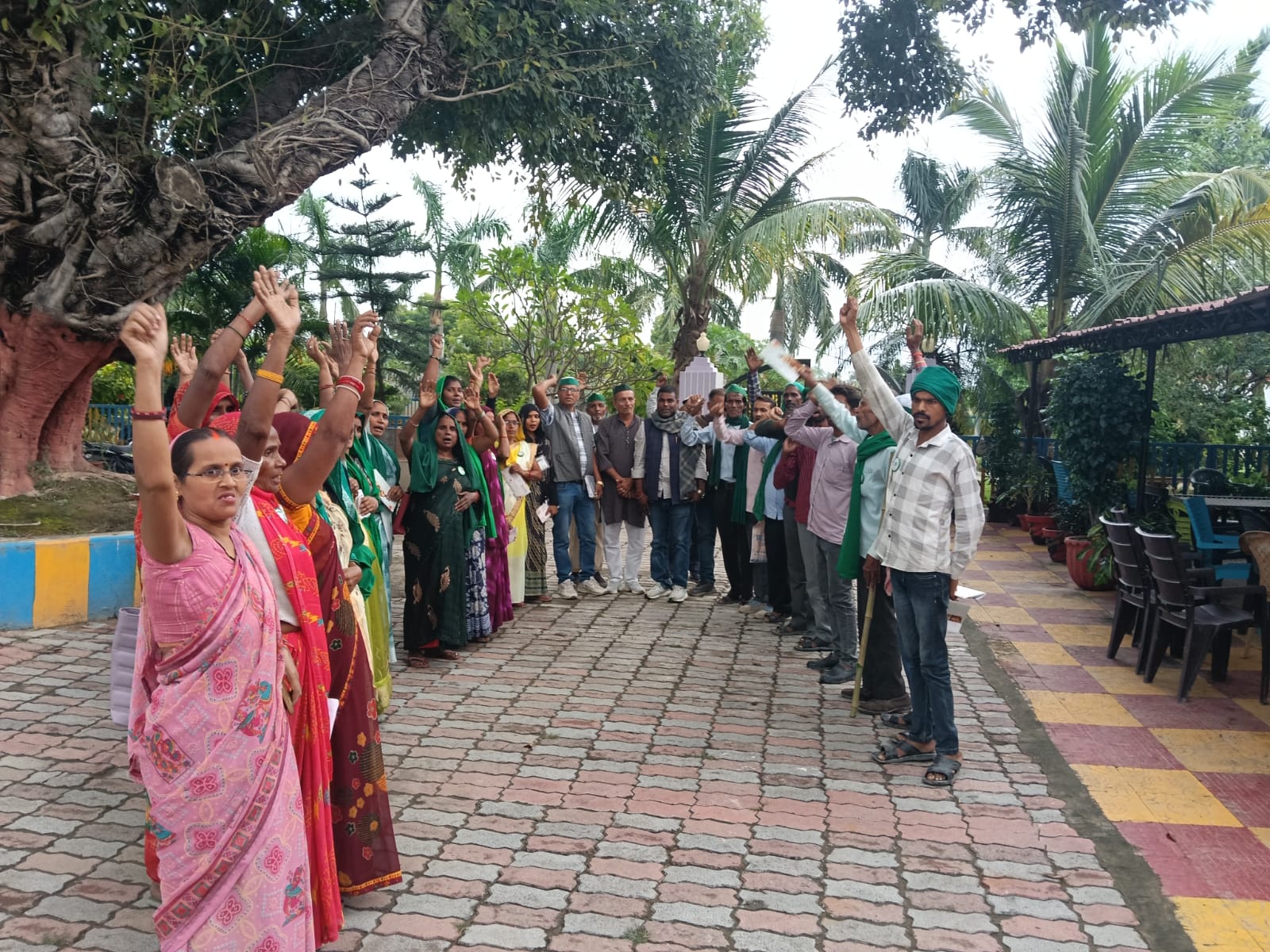 थाना सरायममरेज प्रयागराज मियां पुरा में  भारतीय किसान यूनियन टिकैत मासिक बैठक युवा ब्लॉक अध्यक्ष सुभाष चंद्र यादव